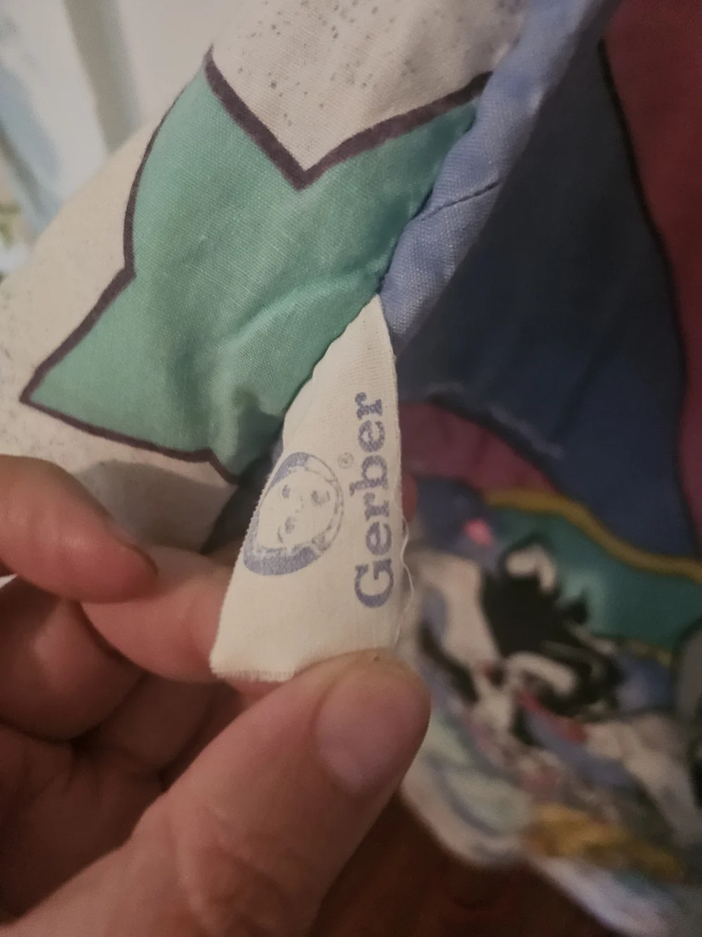 The item in the image is a vintage 1993 Baby Looney Tunes quilted crib blanket